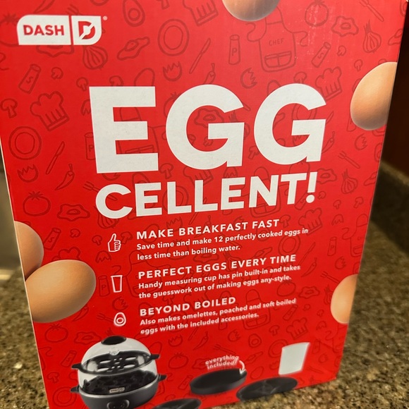 DASH Deluxe Rapid Egg Cooker for Hard Boiled, Poached, Scrambled Eggs & Omelets - Picture 4 of 5
